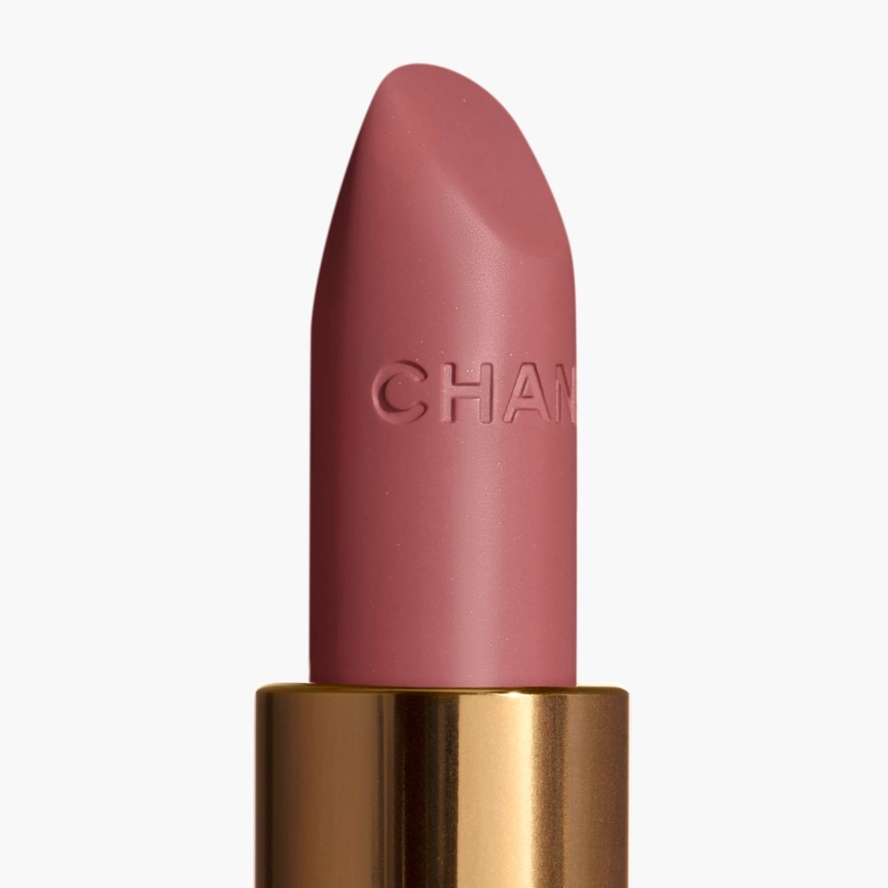 LA BARRA DE LABIOS SATINADA DE LARGA DURACI&Oacute;N, TRATAMIENTO HIDRATANTE Y ALISANTE